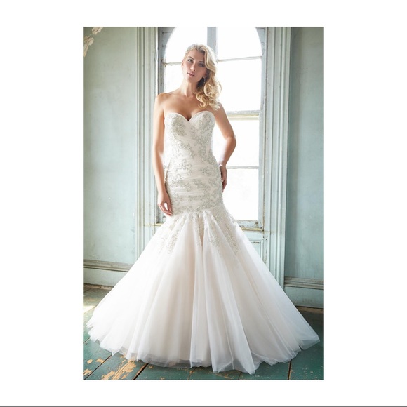 Allure Bridals 9300 wedding dress in ivory/silver - Picture 2 of 16